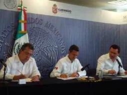 Aguire (i), Peña Nieto (c) y Osorio Chong (d) presentan una evaluación de daños. TOMADA DE @AngelAguirreGro  /