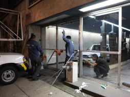 Los comercios ya han comenzado a reparar los daños ocasionados durante la marcha. SUN /