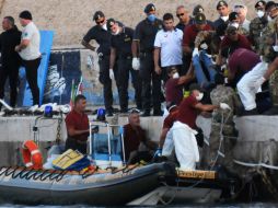 Cuerpos de rescate continúan trabajando para localizar a los desaparecidos bajo el mar. AP /