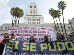 Indocumentados celebran la autorización en las escalinatas de la alcaldía de Los Ángeles. EFE /