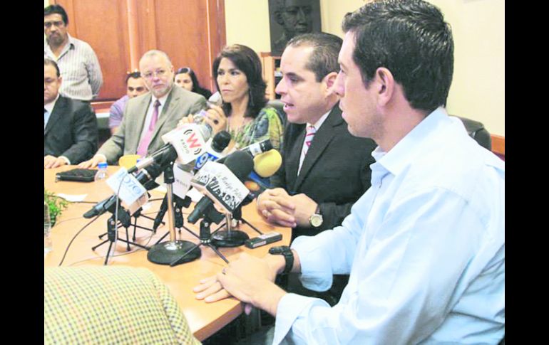 PRI y PRD,juntos. En una rueda de prensa conjunta, los diputados de ambos partidos lamentaron la postura del PAN y Movimiento Ciudadano ESPECIAL /