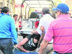 Organizaciones civiles deploraron que las autoridades recurrieran a policías sin uniformes para hacer detenciones. ESPECIAL /