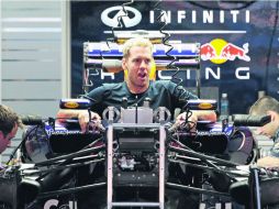 Sebastian Vettel no pudo esperar más y subió a su monoplaza mientras sus mecánicos iniciaban el montaje del RB9 en la pista coreana. AP /