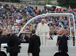 El Papa Francisco (c) llega a la Basílica Superior de San Francisco. EFE /