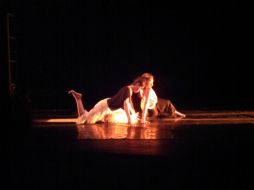 El público permaneció en silencio la mayor parte del tiempo, cautivado por la intimidad del performance.  /