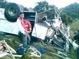 Imagen que muestra parte del vehículo que volcó al caer a un barranco de 30 metros de profundidad. Foto: @alfaguilera ESPECIAL /