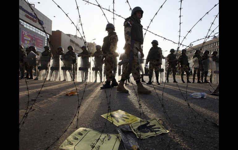 Numerosos soldados de la Armada egipcia bloquean una calle de acceso a la mezquita de Rabea. EFE /