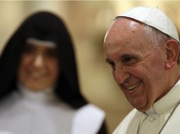 El Papa Francisco pidió a un grupo de monjas de clausura de Asís soportar todo y sonreír de verdad. AP /