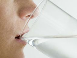 Beber ocho vasos de agua al día es la clave para la salud del cuerpo, un organismo limpio funciona mejor. ARCHIVO /