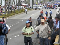 La CNTE ha realizado bloqueos en varias vías de comunicación; ahora ya pesan denuncias sobre ellos ante estos hechos. ARCHIVO /