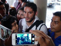 Jesús Corona fue el cementero más solicitado a la llegada del Cruz Azul a su hotel de concentración.  /