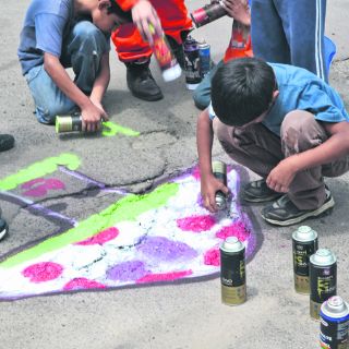 Plasman arte en baches de la ciudad