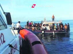 Imagen tomada de un video muestra el momento en que los indocumentados son rescatados por diversas corporaciones en la costa italiana. AFP /