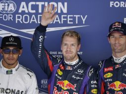 Vettel (centro), triple campeón del mundo y que lidera el Mundial con 247 puntos, logró su cuadragésima segunda 'pole' en Fórmula Uno. AP /