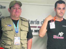 El personal de la SSJ que combate el dengue porta gorra, chaleco café e identificaciones oficiales. EL INFORMADOR /