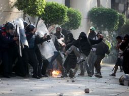 Los enfrentamientos entre manifestantes y policías el 2 de octubre en la Ciudad de México dejaron decenas de heridos. SUN /