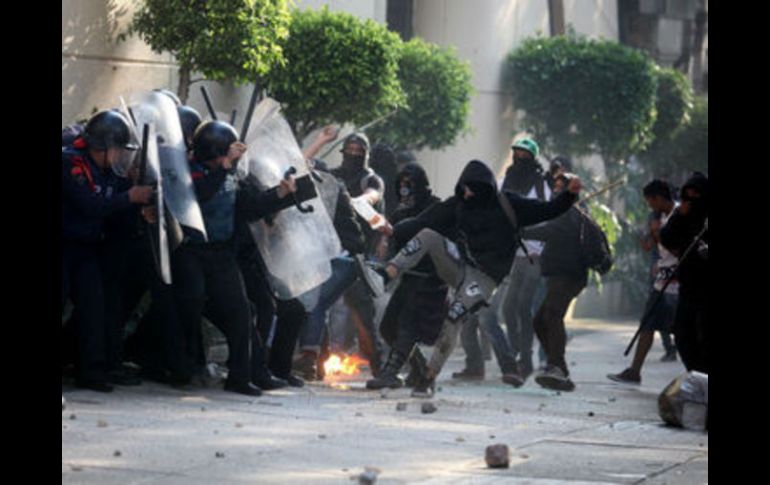 Los enfrentamientos entre manifestantes y policías el 2 de octubre en la Ciudad de México dejaron decenas de heridos. SUN /