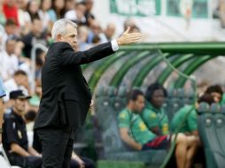 El entrenador del Espanyol, Javier Aguirre da instrucciones durante el partido de la octava jornada de Liga de Primera División. EFE /