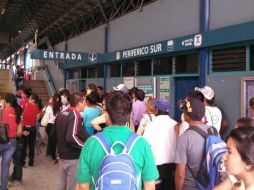 Usuarios padecieron la carencia de servicio en el Tren Ligero; un problema de luz, fue la causa, según informaron.  /