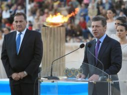 Dmitry Kozak (D), primer ministro de Rusia, junto al comisionado olímpico Spyros Kapralos en la ceremo EFE /