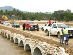 El puente tiene 450 metros de paso habilitado con tubos de concreto y una carpeta de chapopote para el tránsito vehicular. NTX /