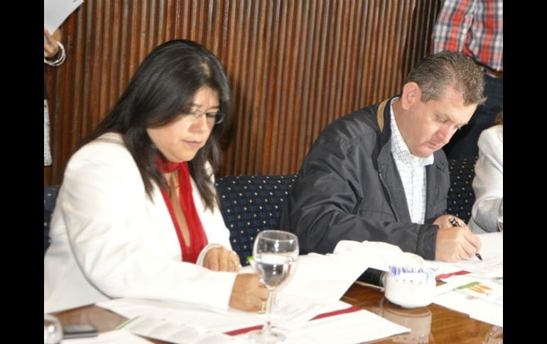 A la firma del convenio asiste el Fiscal General, Luis Carlos Nájera. ESPECIAL /