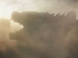 Del humo emerge la silueta de Godzilla. ESPECIAL  /