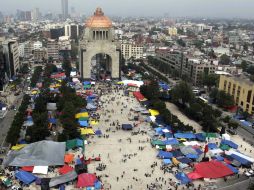 Hasta hoy, los maestros mantenían un plantón masivo en el Monumento a la Revolución. ARCHIVO /
