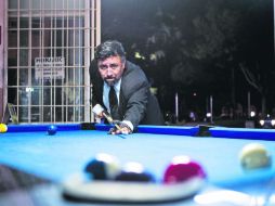 El doctor Virches desenfunda su arma. Es Excálibur dice, y cuesta unos 22 mil pesos.  /