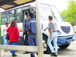 ''Mira: ¿ves? Ni las gracias me dieron y yo corriendo el riesgo de que me multen por dar la parada donde no es'', dice el conductor.  /