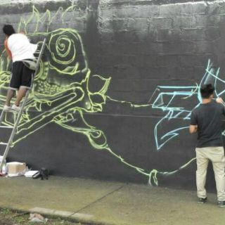 Artistas transforman muro sobre avenida Washington