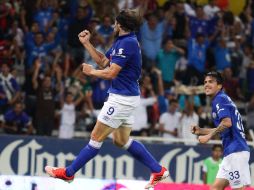 Mariano Pavone (centro) festeja el gol del empate de Cruz Azul. EFE /