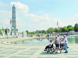 Veteranos de guerra estadounidense visitan el World War II Memorial, en Washington, que hasta ayer permanecía cerrado. AFP /