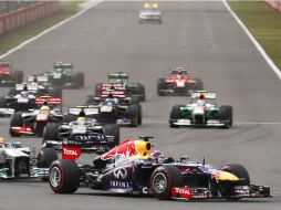 Sebastian Vettel dominó de punta a punta la carrera, que en dos ocasiones fue detenida para que entrara el coche de seguridad. EFE /