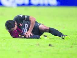 Hacia el final del partido, Omar Bravo se quejó de una falta dentro del área, pero el árbitro no concedió la pena máxima. EL INFORMADOR /