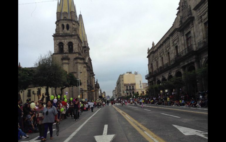 Miles de personas aguardan el inicio del evento.  /