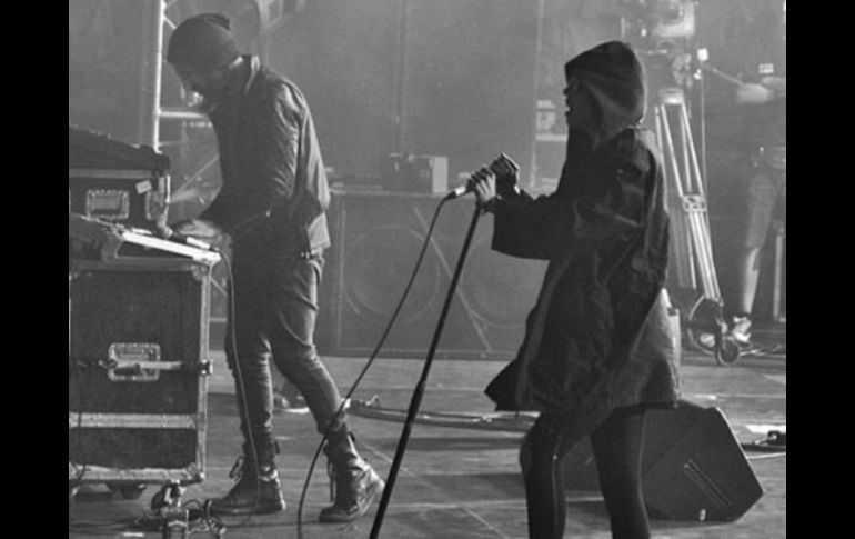 Crystal Castles, un dúo que trasciende los sonidos de manera oscura y atractiva a la vez, se presentó tras haber cancelado en abril. ESPECIAL /