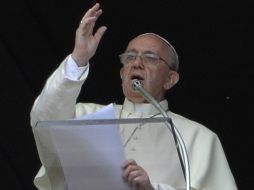 El Papa Francisco durante el rezo de hoy del desde la ventana de su departamento en la Plaza de San Pedro. AFP /