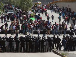 Manifestantes frente al Cuerpo de Granaderos durante uno de los tantos  bloqueos en Paseo de la Reforma. ARCHIVO /
