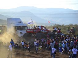 La camioneta, con llantas de 1.50 metros de altura, pasaba sobre vehículos chatarra apilados y se desvió hacía un graderío. AP /