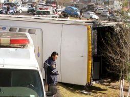 Un autobús de pasajeros sufre una volcadura en la zona montañosa de Veracruz. ARCHIVO /