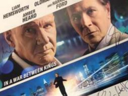 Gary Oldman, Harrison Ford y Liam Hemsworth protagonizan esta historia de acción. Tomada de @ParanoiaMovie en Twitter. ESPECIAL /