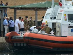 Un bote de la Guardia Costera arriba a las costas de Lampedusa después de recuperar más cuerpos del naufragio. AFP /