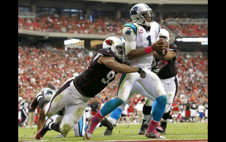 Los defensas de los Cardenales estuvieron encima de Cam Newton, forzándolo a cometer errores. AP /