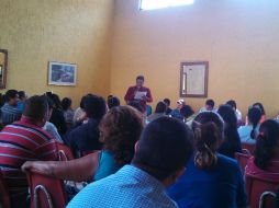 Líderes de la Asamblea Magisterial Democrática informaron a maestros sobre formatos de amparo ante las leyes de la reforma educativa.  /