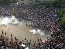 Opositores y Seguidores del depuesto presidente Morsi se enfrentan en las calles de Egipto. AFP /