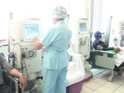 TRATAMIENTO. Pacientes en hemodiálisis en la Torre de Especialidades del Centro Médico. EL INFORMADOR /