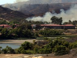 El humo es el que más amenaza a los habitantes de la zona, 230 vecinos ya fueron evacuados. ESPECIAL /