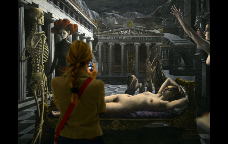 Una mujer observa el cuadro La Venus endormie de Paul Delvaux en el museo. AFP /