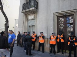 Miembros de la Policía argentina custodian el hospital en el que la presidanta argentina atiende su salud. EFE /